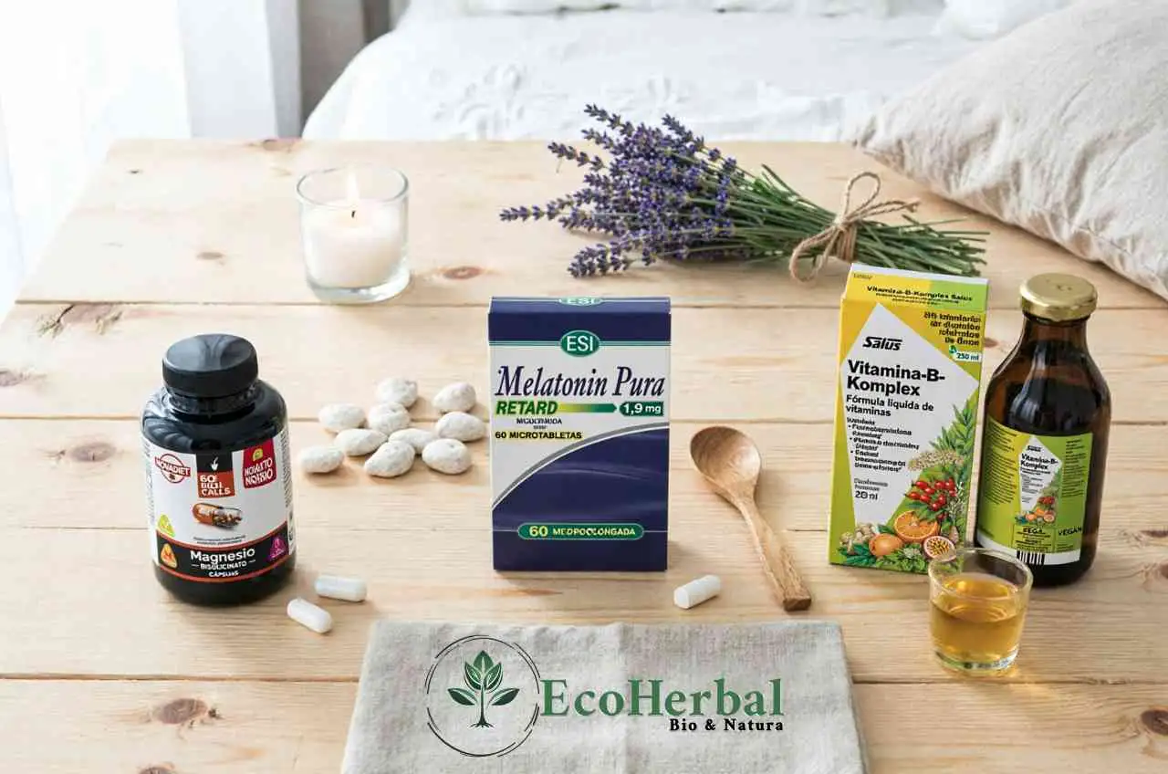 Suplementos Naturales para el Sueño – EcoHerbal Tres suplementos naturales para el sueño: Magnesio Bisglicinato Novadiet, Melatonin Pura Retard ESI y Vitamina-B-Komplex Salus, sobre una mesa de madera con lavanda seca.