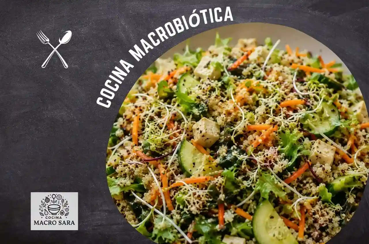 Ensalada macrobiótica de germinados con zanahoria, pepino y alga wakame en un bol de cerámica.