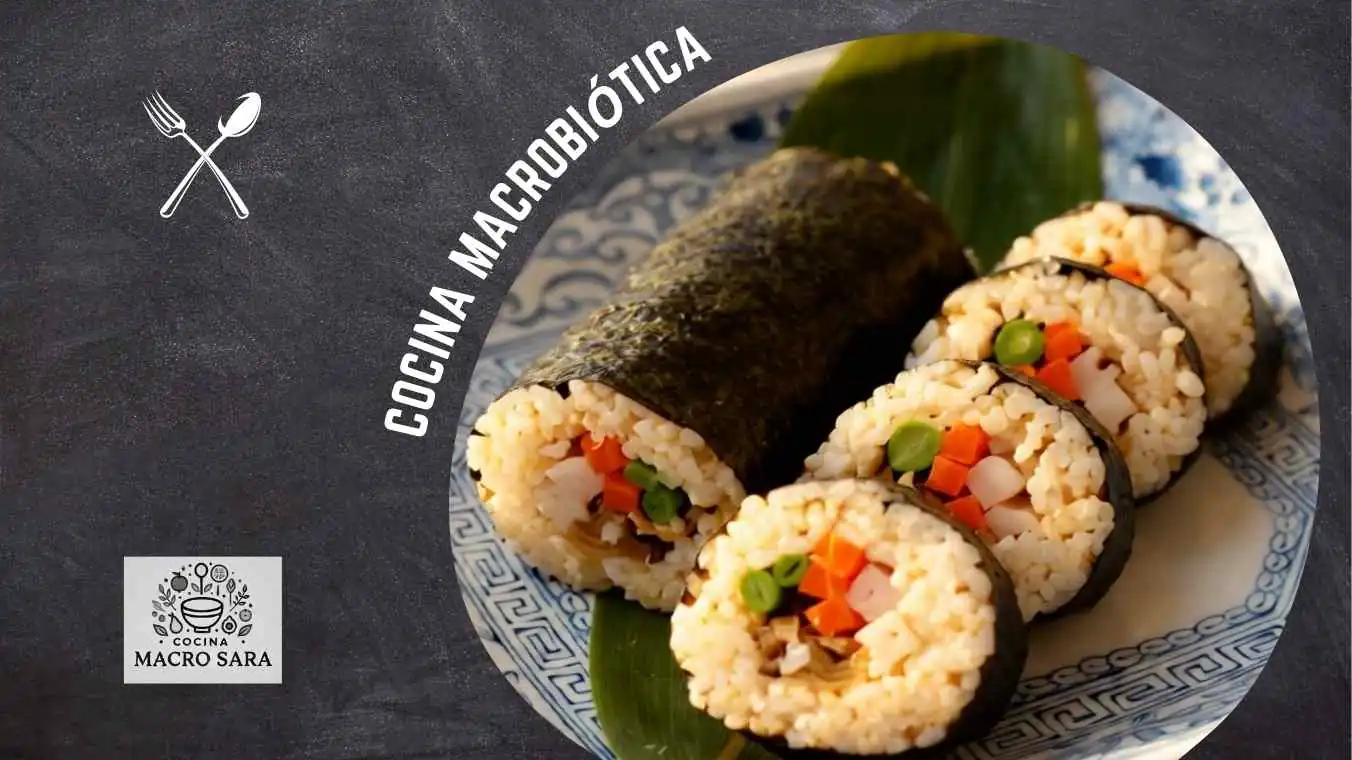Rollitos de alga nori con arroz integral y verduras de verano sobre una tabla de madera.