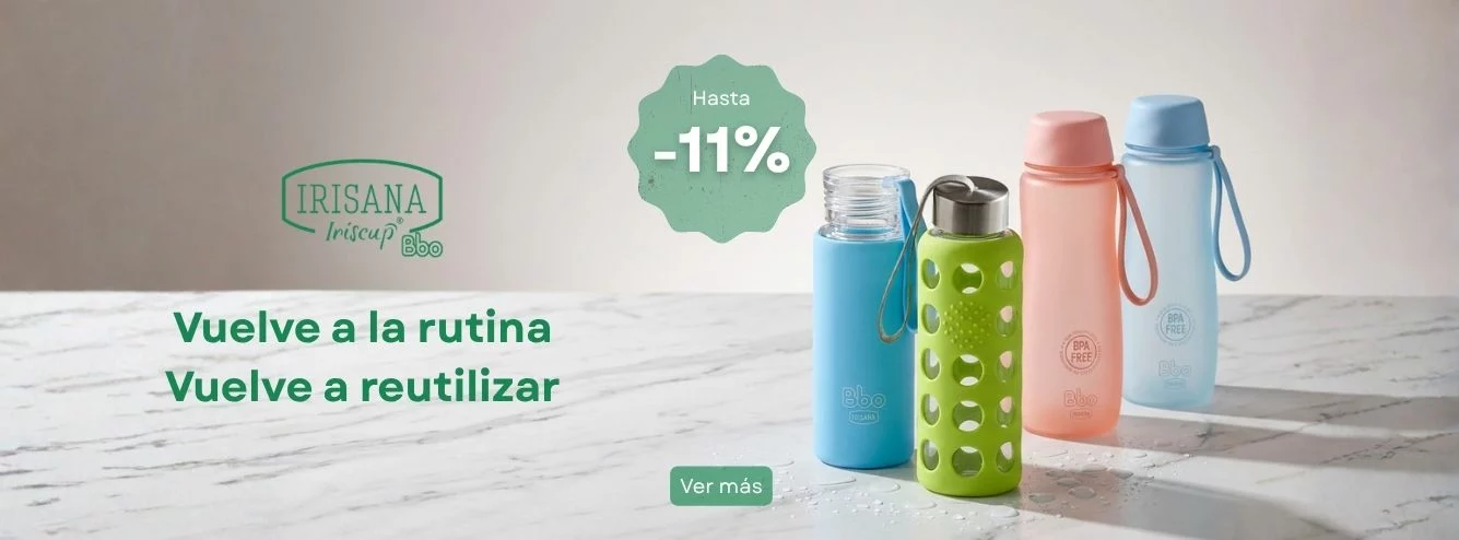 Botellas reutilizables Irisana BBO de Tritan y vidrio borosilicato sobre fondo de mármol blanco con gotas de agua y espacio negativo para texto promocional