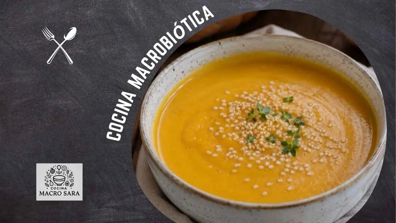 receta macrobiotica-calabaza-mijo – ecoherbal Cuenco de crema de calabaza y mijo macrobiótica con semillas de sésamo en mesa de madera.